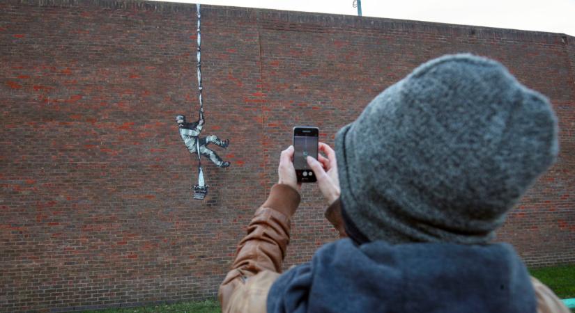 Banksy videóval mutatta be, ahogy legutóbbi graffitijét fújja