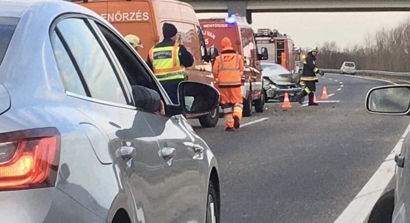 Baleset az M85-ösön – Szalagkorlátnak ütközött egy autó, majd kigyulladt Enese és Kóny között – fotók