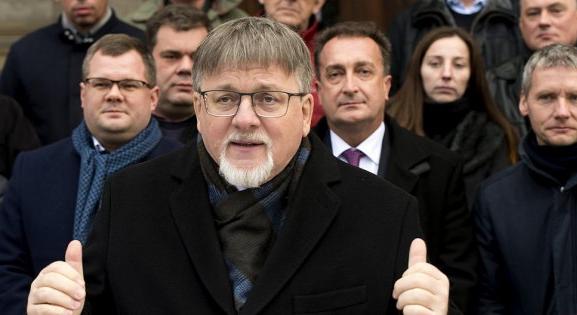 Győr fideszes polgármestere szerint „égbekiáltó baromság”, hogy javulhat az egészségügyi helyzete a dolgozók távozása után