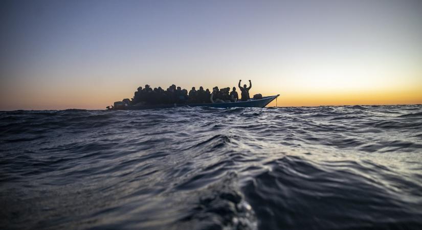 Húsz menekült vesztette életét, miután a tengerbe dobták őket