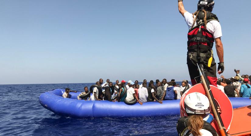Pénzt fogadhatott el egy NGO-hajó a migránsok szállításáért