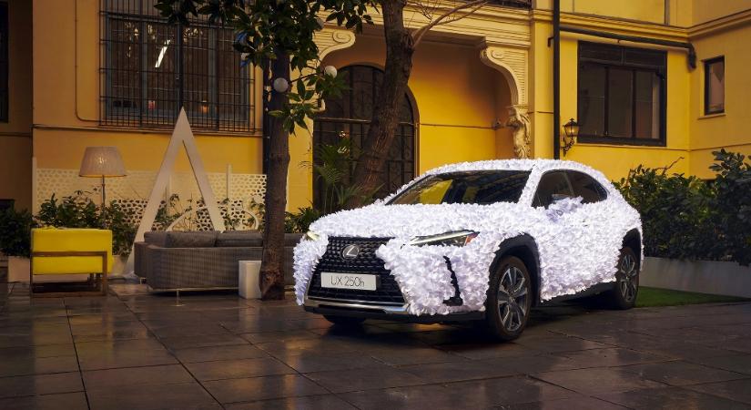 Több ezer virág borítja be a Lexus UX-et – ez már valódi műalkotás!