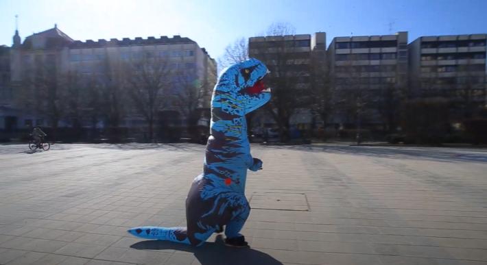Egy dinoszaurusz szabadult el Debrecen utcáin