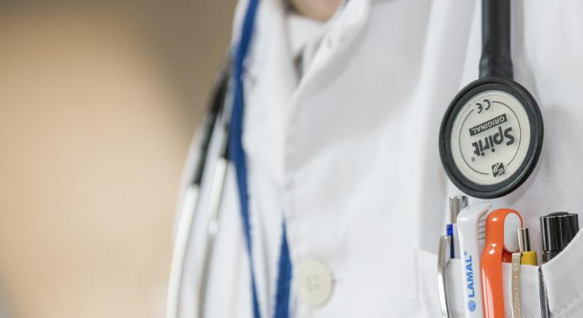Belgiumban szankcionálják az oltási tévinfókat terjesztő orvosokat