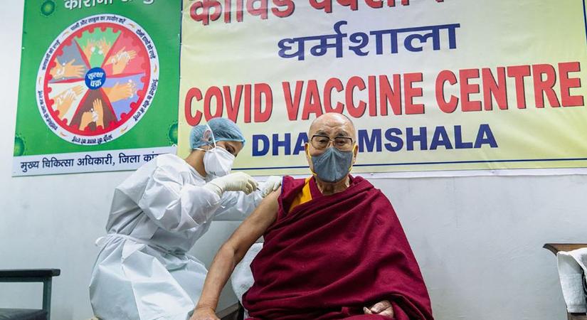 Beoltották a dalai lámát is koronavírus ellen