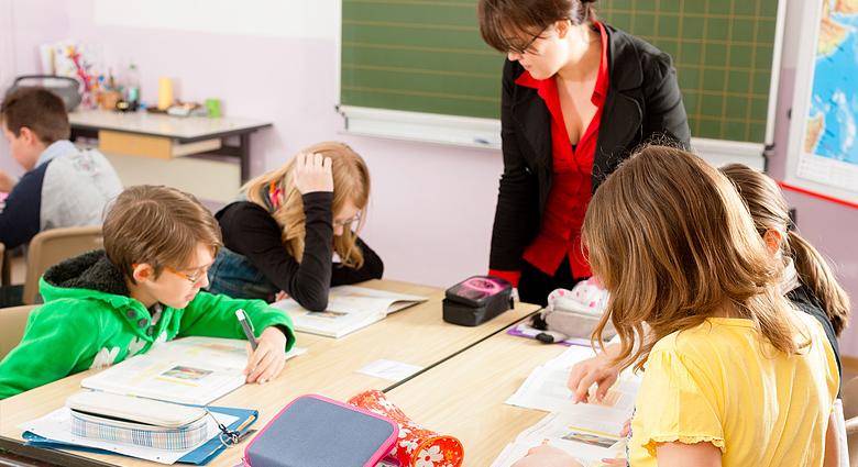 Gyerekfelügyelet: önkéntességet, soron kívüli oltást követelnek a pedagógusok