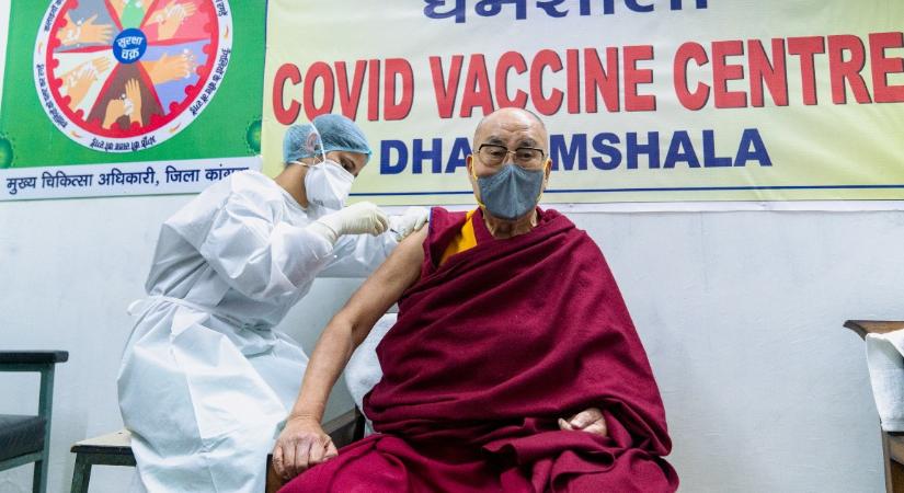 Megkapta az első védőoltását a dalai láma