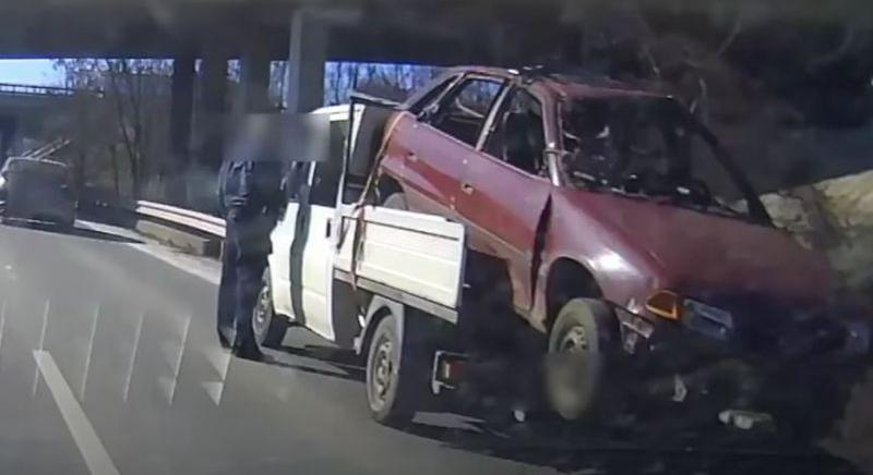 Elképesztő módon szállított roncsautót és fuvarosát kapcsolták le a rendőrök - videó