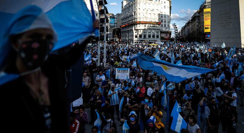 Válogatás nélkül bántalmazzák az argentin rendőrök a koronavírus-korlátozások ellen tüntető személyeket