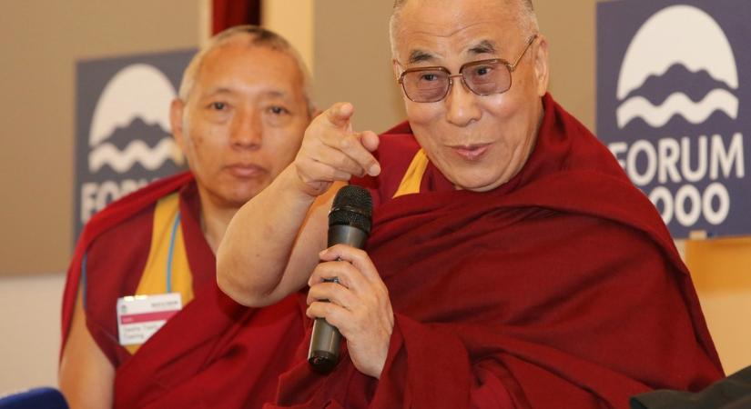 A dalai láma megkapta az oltás első dózisát