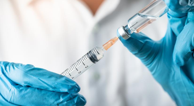 Koronavírus elleni vakcinát áruló csalókra figyelmeztetnek a rendőrség