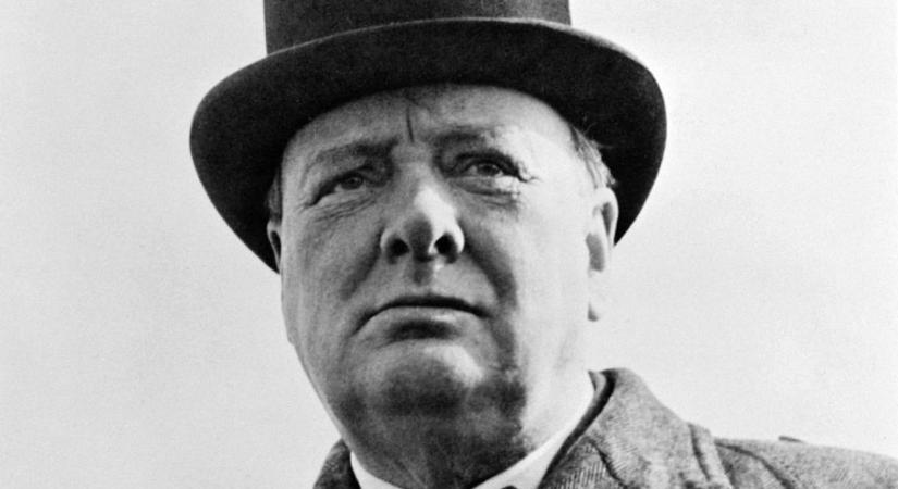 Elárverezik Winston Churchill egy pár bársonyból készült papucsát