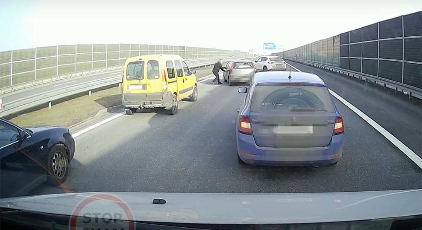 VIDEÓ: Részeg sofőr útját állták el civil autósok az autópályán a rendőrök kiérkezéséig