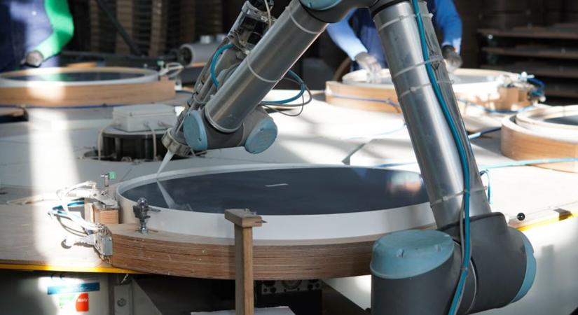 A Becker Románia UR10 együttműködő robotok által automatizált ragasztóadagolás és összeszerelési folyamatok révén növeli a termelékenységet