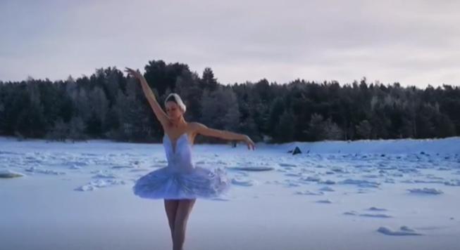 A Finn-öböl jegén, -15 fokban adta elő a Hattyúk Tavát egy balerina