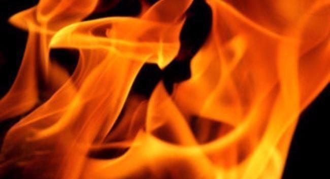 Kigyulladt egy busz Ácson – a tűz két házra is átterjedt