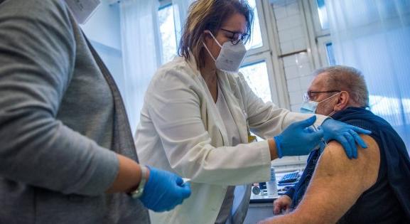 Elérte az egymilliót a koronavírus ellen beoltottak száma Magyarországon