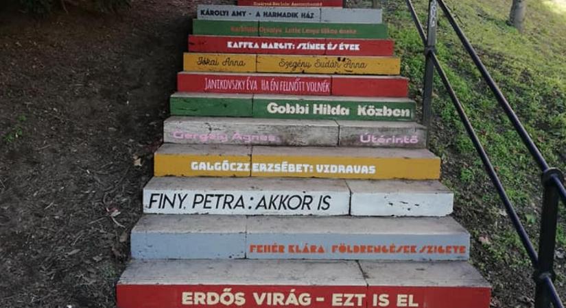 Virág helyett: Írónők nevét festették a budavári lépcsőkre