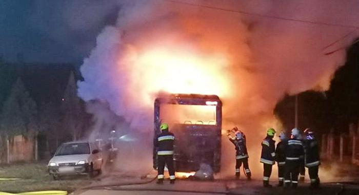Óriási lángokkal égett egy busz Ácson