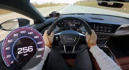 Első ízben nézhetjük meg, mit tud az Audi RS E-Tron GT, ha igazán nekilódul