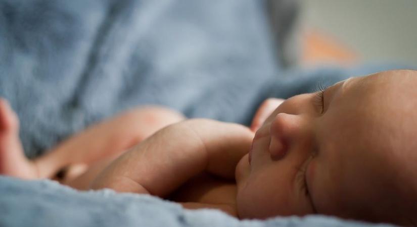 3 hónap után ölelhette meg a babáját a kismama, aki 75 napig volt lélegeztetőgépen