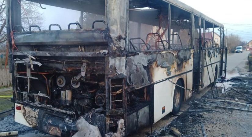 Rommá égett a reggel kigyulladt ácsi busz (megrázó fotók)