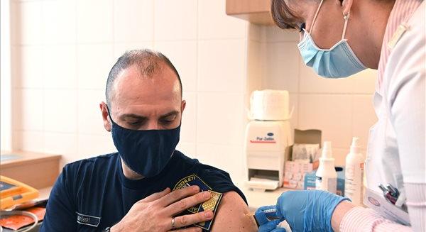 Kiss Róbert, az operatív törzs munkatársa is megkapta a védőoltást