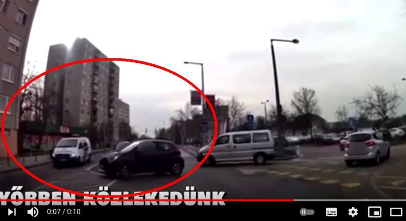 A rendőrautó elé fordult ki az autós Győrben, csak arra tilos volt kanyarodni – videó