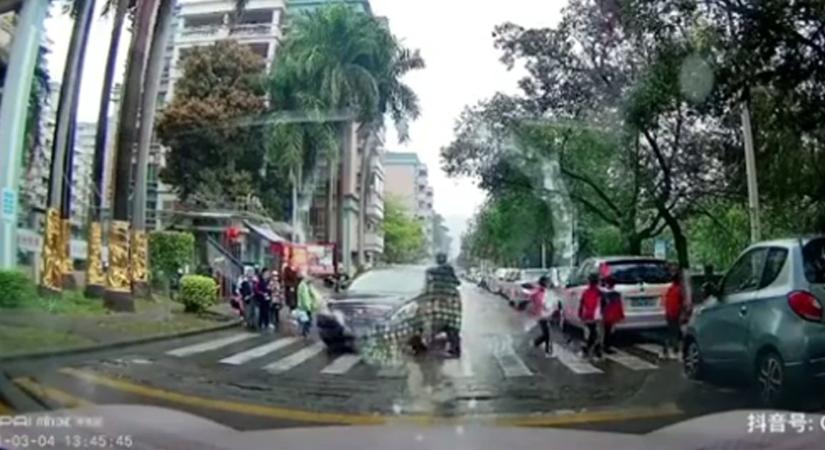 A kisiskolások csoportja át akart kelni a zebrán, de az autós sietett… – VIDEÓ