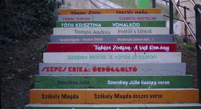 47 magyar író- és költőnő művének címét festették fel egy vízivárosi lépcsősorra
