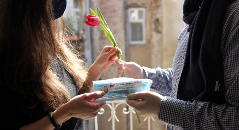 Villámakció harmadszorra: virágokat ajándékoztunk és közel húszezer orvosi maszkot osztottunk szét
