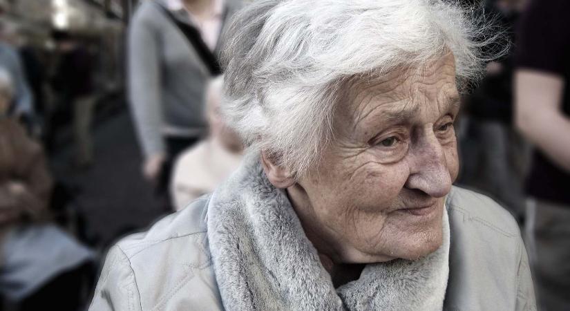 Jól járnak: 14. havi nyugdíjat kapnak a lengyel nyugdíjasok