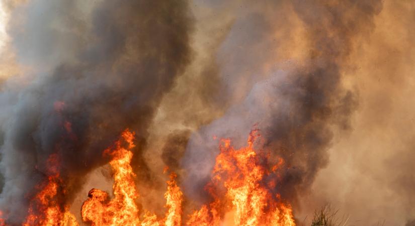 Egyre több helyen csapnak fel a lángok a megyében