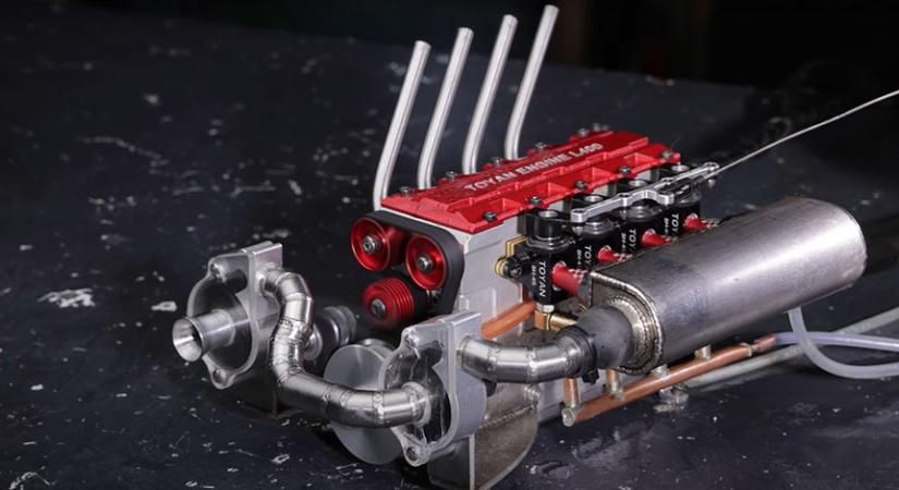 Így pörög egy kompresszoros, négyhengeres RC motorka – VIDEÓ