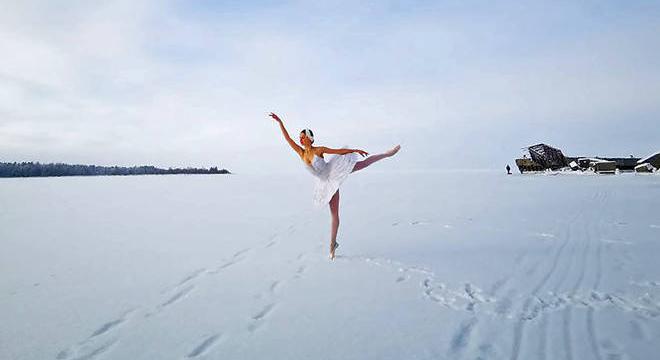 Tánccal tiltakozott a Finn-öböl jegén egy orosz balerina – Videó