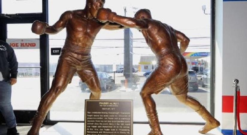 Szobrot kapott Joe Frazier Muhammad Ali elleni legendás balhorga