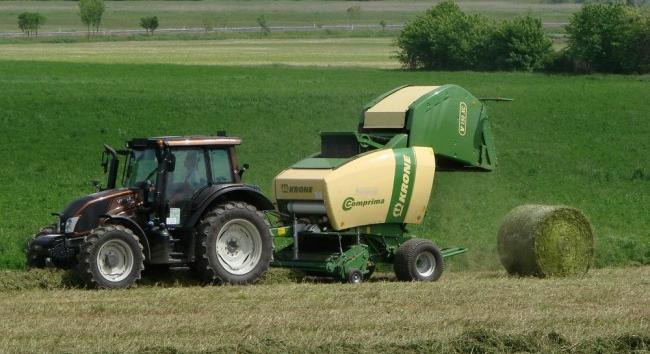 Indul a szezon, egyre több mezőgazdasági gép lesz az utakon