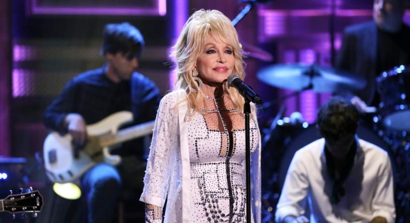Dolly Parton oltáshoz viselt felsőjét mintha pont erre a célra találták volna ki