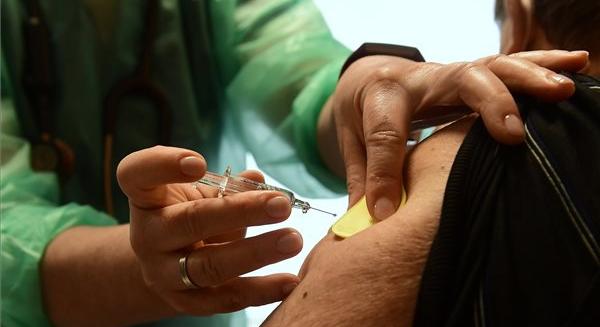 Vakcinafélelem - nem egyértelmű, hogy vérrögképződést okoz az AstraZeneca oltás
