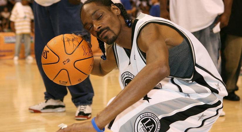 A rapsztár Snoop Dogg az NFL sztárját hívta ki egy kosármeccsre - videó