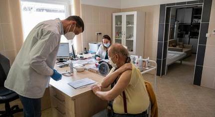 Büntetik a háziorvosokat, akik nem oltanak „önként” a hétvégeken