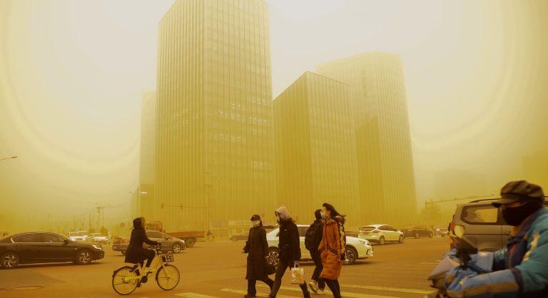 Posztapokaliptikus világot idéző állapotokra ébredtek hétfőn Pekingben