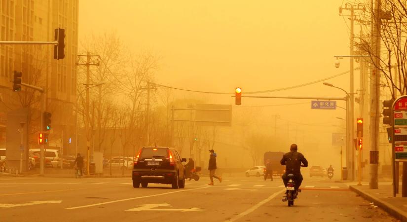 Akkora homokvihar csapott le Pekingre, hogy teljesen besárgult a város