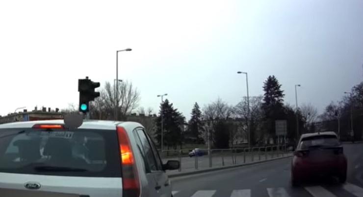 Hajszálon múlt a biciklis ételfutár balesete Győrben – videón mutatjuk