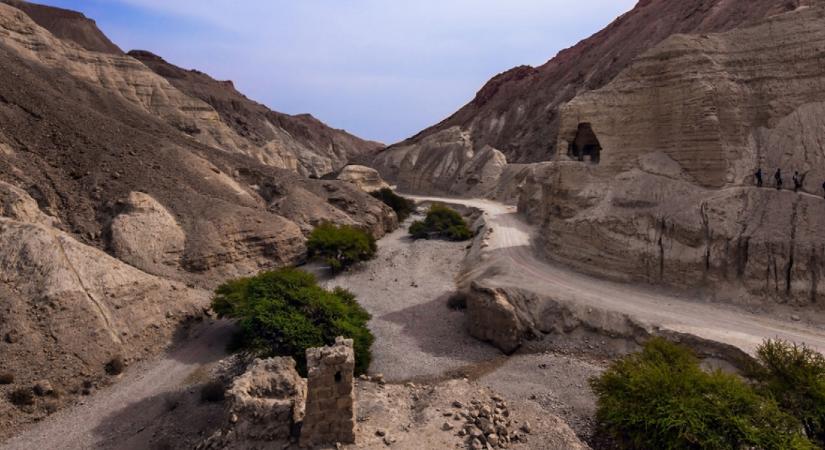 40 holttestet és ismeretlen bibliai tekercseket találtak egy barlangban