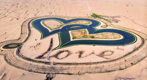 Két szív alakú tó díszeleg Dubaj sivatagjában
