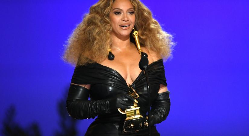 A 39 éves Beyoncé dögös miniruhában mutatta meg formás idomait: minden szem rászegeződött a Grammy-gálán