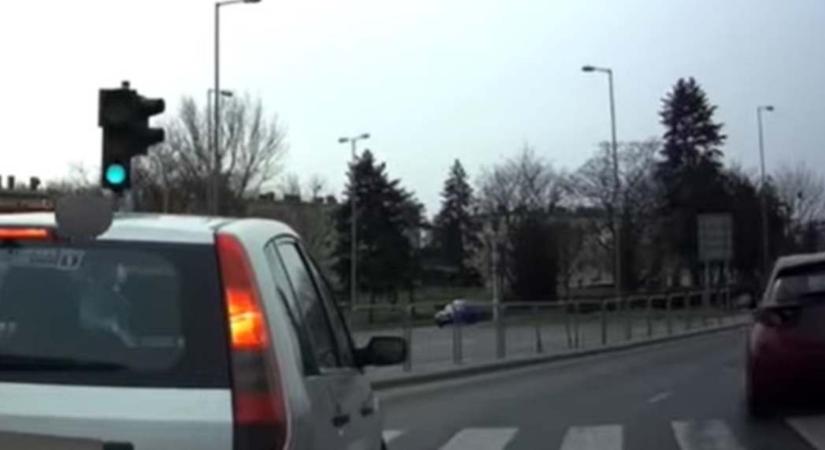 Hajszálon múlt a biciklis ételfutár balesete Győrben – videón mutatjuk