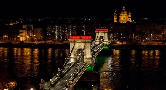 A Fidesz szerint nem volt fellobogózva Budapest március 15-én, a főváros szerint igen