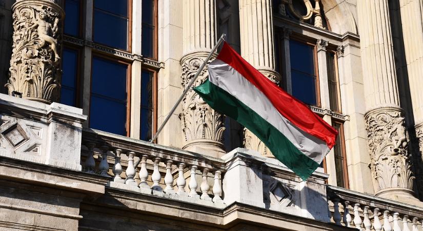 Ismét bírságot kapott Sepsiszentgyörgy polgármestere a március 15-ére kitűzött zászlók miatt